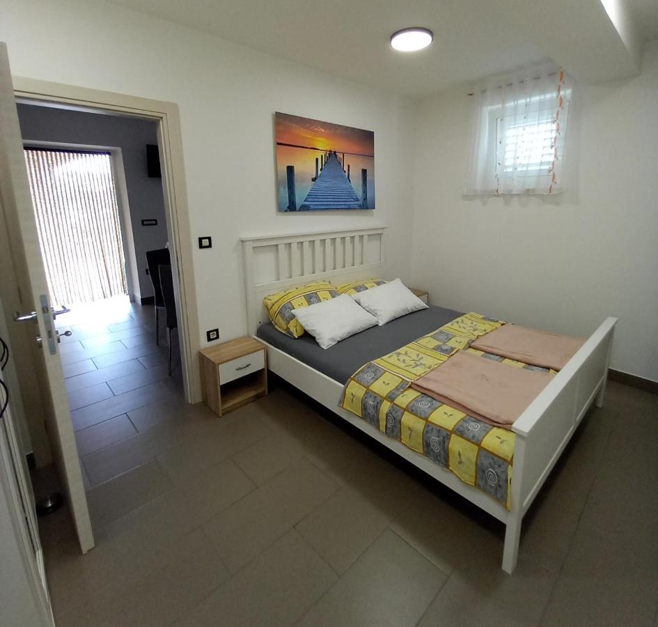 Apartmani Nizic Jadranovo Bagian luar foto