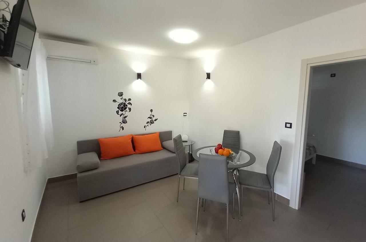 Apartmani Nizic Jadranovo Bagian luar foto